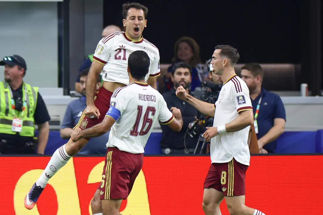 Mikel Oyarzabal celebra su gol de penal en el duelo de semifinales del Mundial 2026 entre Francia y España.