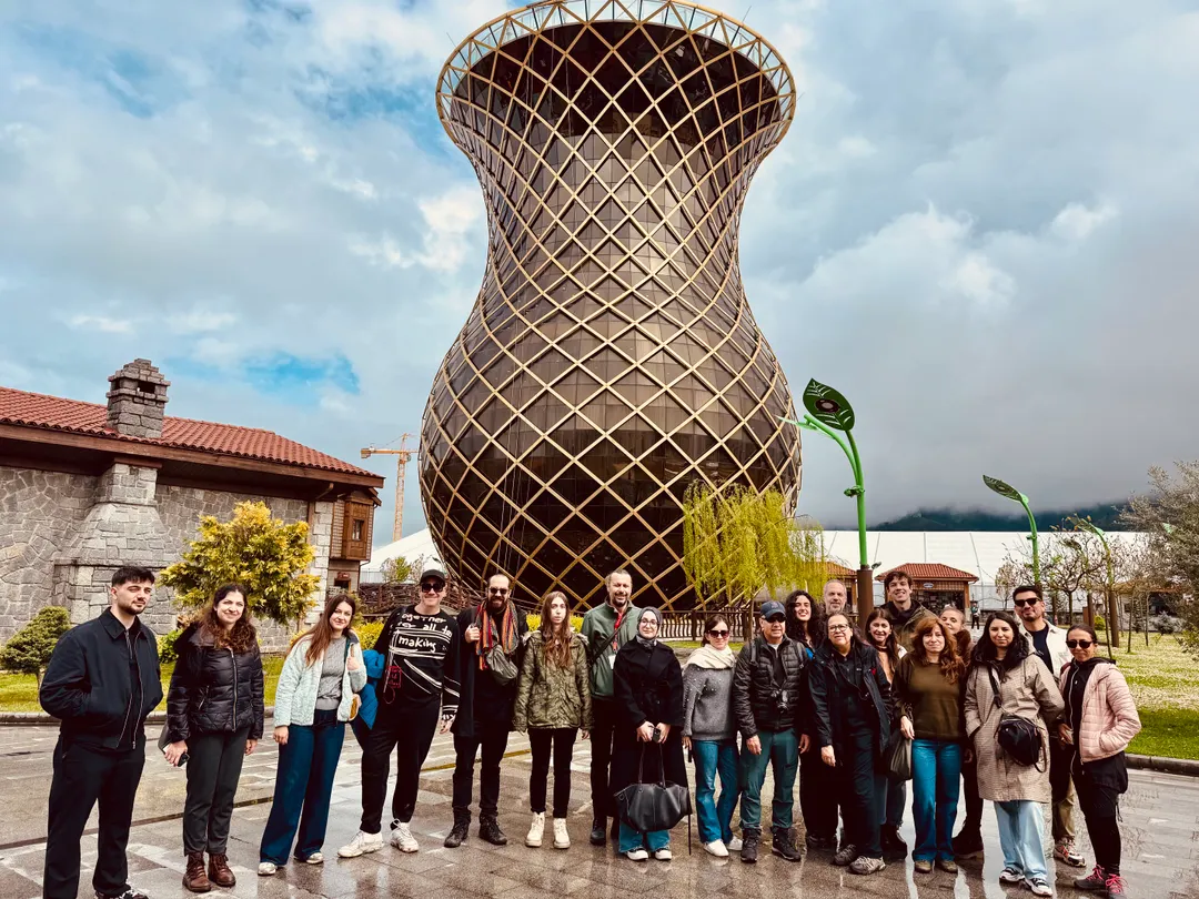 El vaso de té gigante: una estructura icónica que marca la importancia del producto en la región.