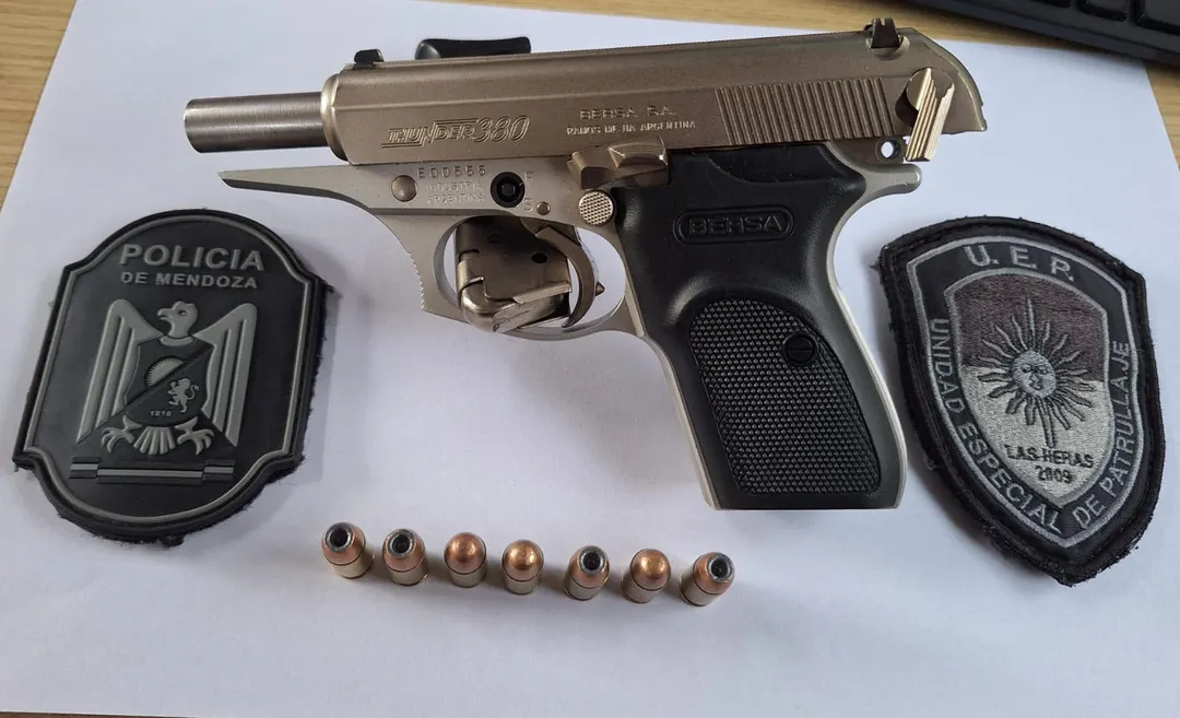 El arma con la que el detenido amenazó de muerte a su madre y su hermana durante el violento episodio.