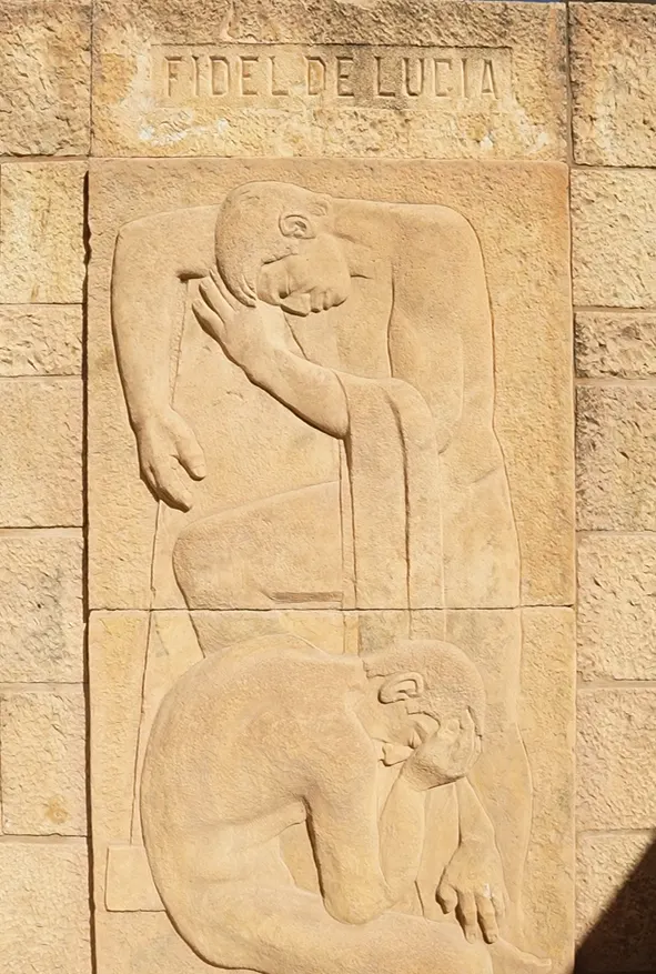 Escultura de Roberto Trasobares en la tumba del 