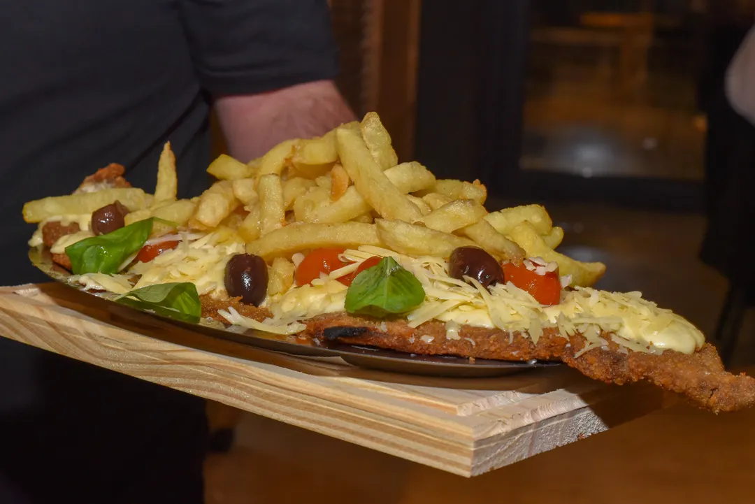 Sabor incomparable, engalanada con tomates cherry, provolone, albahaca y aceitunas negras, una de las opciones más seductoras de la noche.