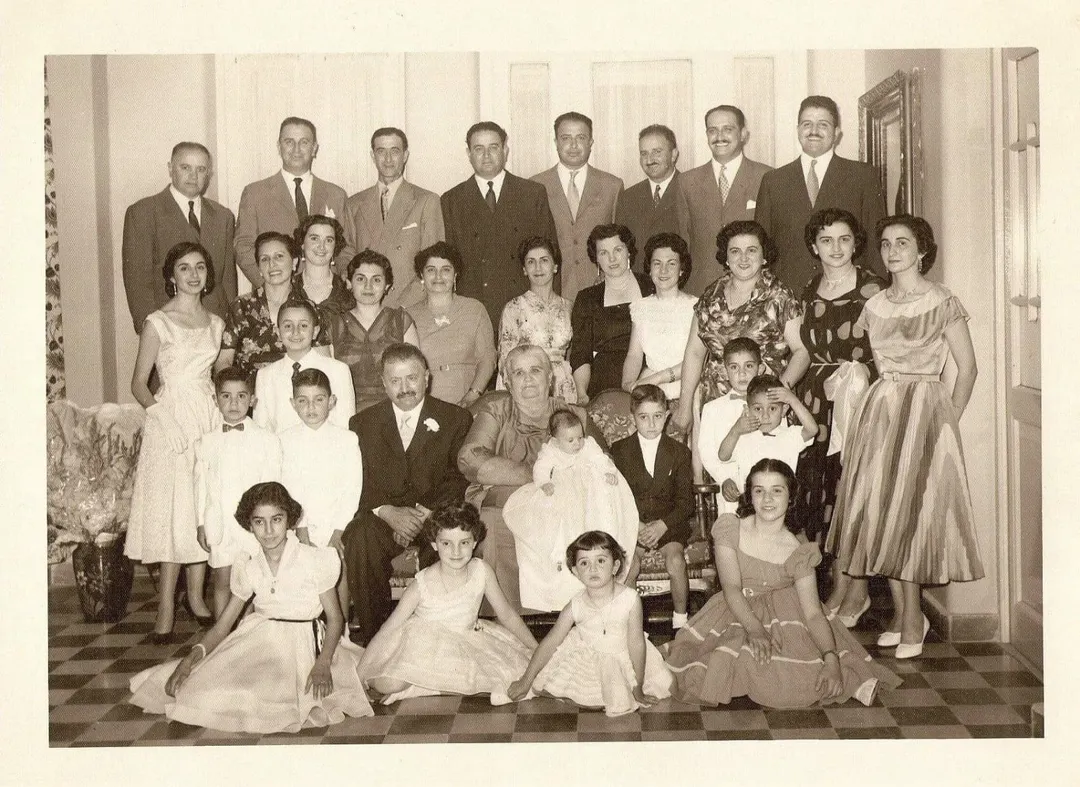 José Elías Elmelaj y Rosa Yamín junto a sus 11 hijos, sus nueras y sus yernos, y muchos de sus nietos en la casa que al día de hoy se mantiene en pie en la calle San Martín de Luján de Cuyo.