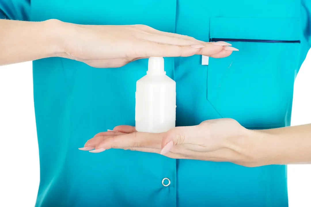 El agua oxigenada es una aliada para blanquear. Fuente: Shutterstock.