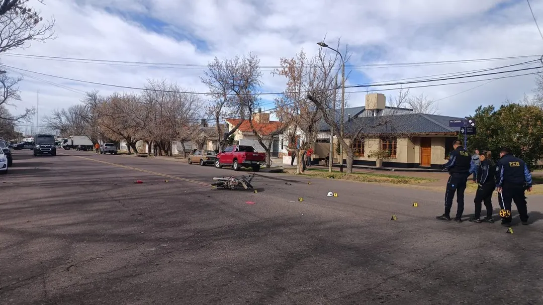 El joven circulaba en una moto cuando chocó con una camioneta Toyota Hilux. 