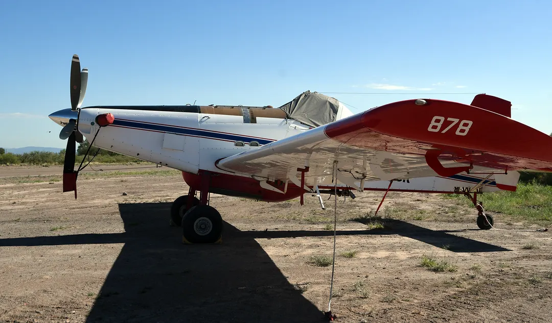 El avión hidrante transporta 3.000 litros y funciona como complemento; su efectividad depende de viento, combustible y coordinación en tierra.