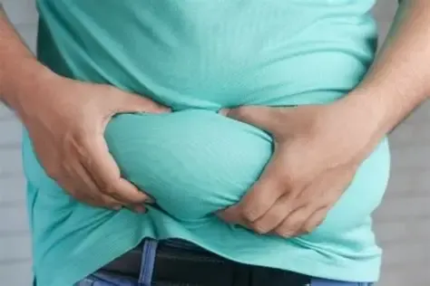 La obesidad se asocia a síndrome metabólico, diabetes tipo 2 e hipertensión, e incrementa el riesgo de deterioro cognitivo y demencia.
