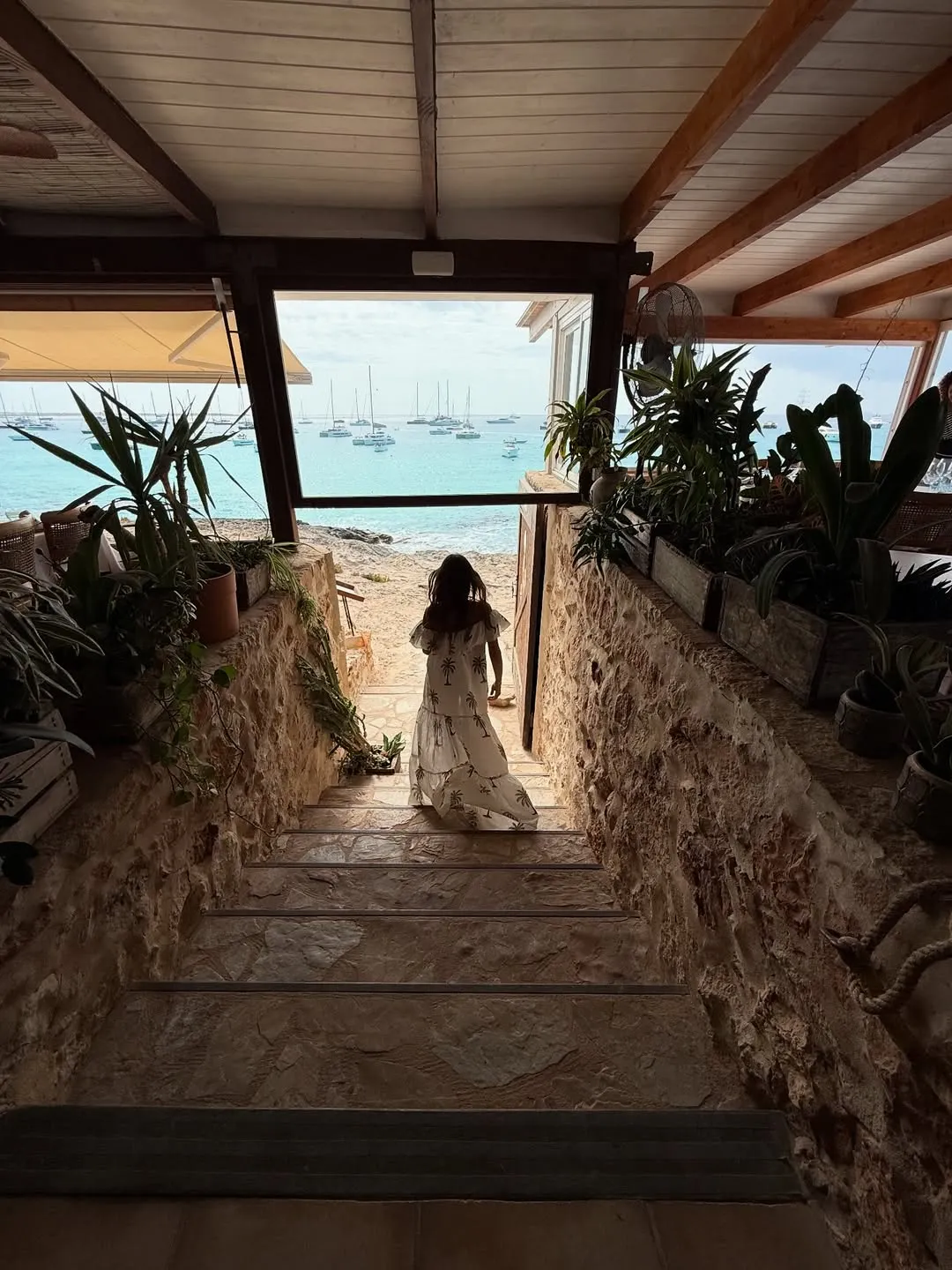 Así fue el look playero y chic con el que Pampita brilló en Ibiza.