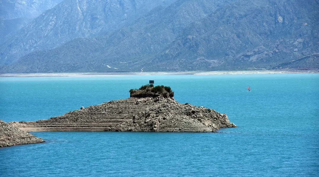 En la costa sur del perilago de Potrerillos no hay construcciones.