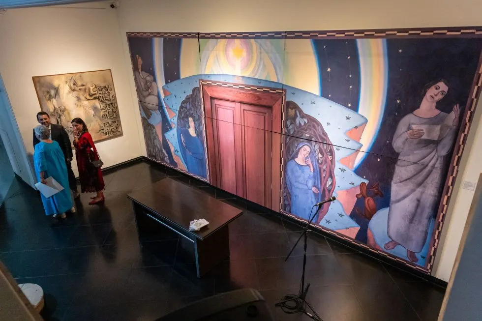 La réplica a escala de la obra “Personajes de la historia: La poesía. Retrato de personaje o Rito cristiano, Gabriela Mistral y Berta Singerman” de Roberto Montenegro.