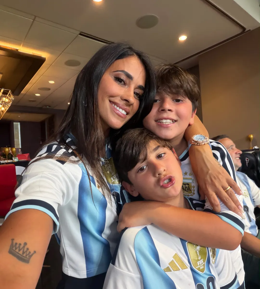 Los herederos del capitán vistieron la indumentaria oficial con el dorsal número diez para alentar a su padre.