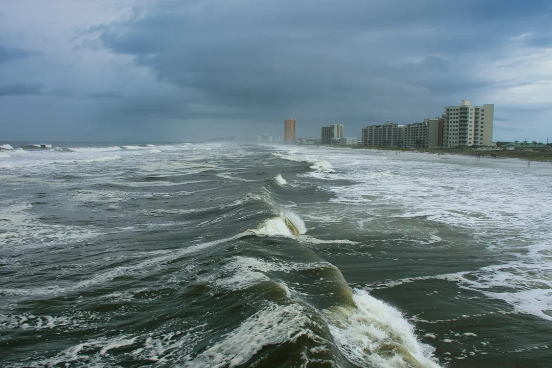 El huracán Simón podría provocar vientos extremos y olas de hasta ocho metros