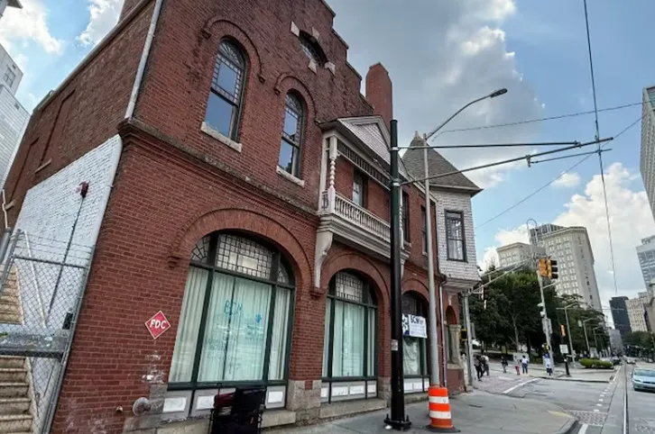 Jeff Notrica compró esta vivienda en Atlanta por US$1 millón y encontró una reliquia de Coca Cola.