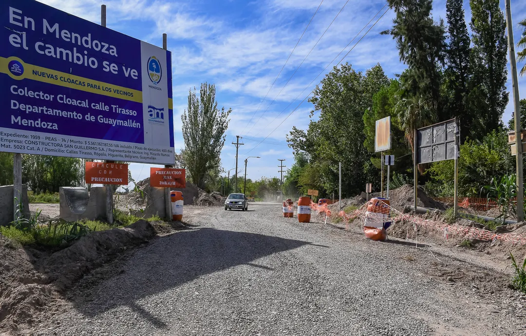 Guaymallén declaró la emergencia ambiental y sanitaria por el colapso de un colector cloacal de Aysam en las inmediaciones de calle Tirasso y Profesor Mathus. 