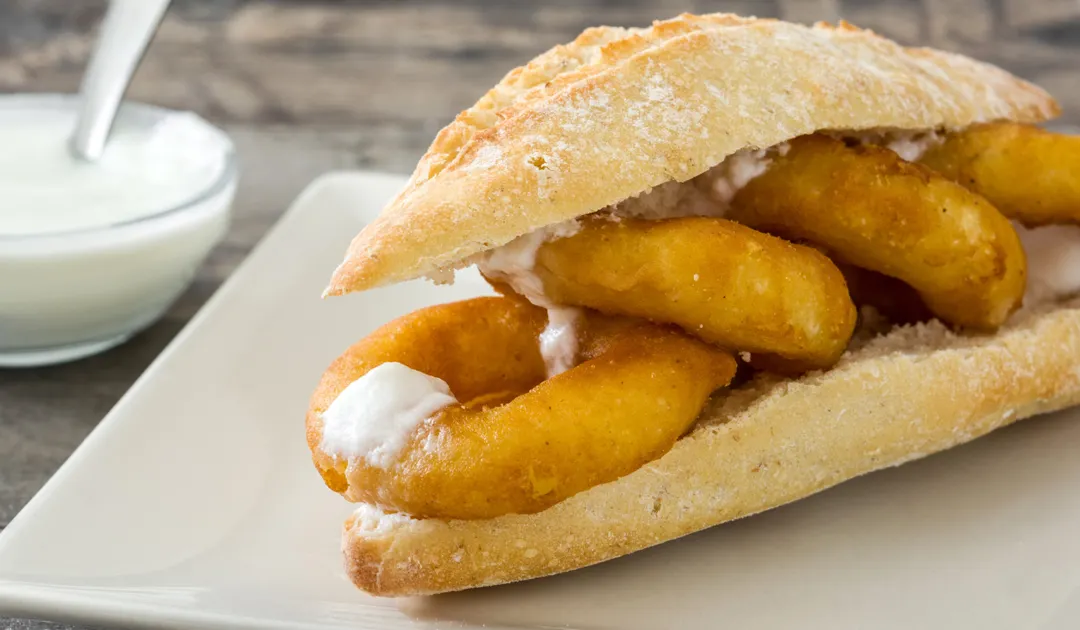 La receta de bocadillo de calamares se popularizó como comida rápida mucho antes de la llegada del fast food moderno.