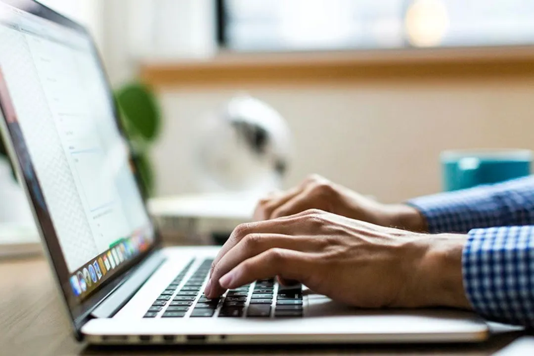 Cada vez más empleados deben revisar, corregir y dirigir el trabajo realizado por sistemas de inteligencia artificial.