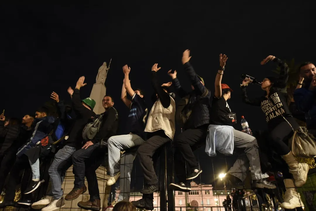 Un grupo de ricoteros se subió a las rejas que rodean a la Casa Rosada durante la misa ricotera.