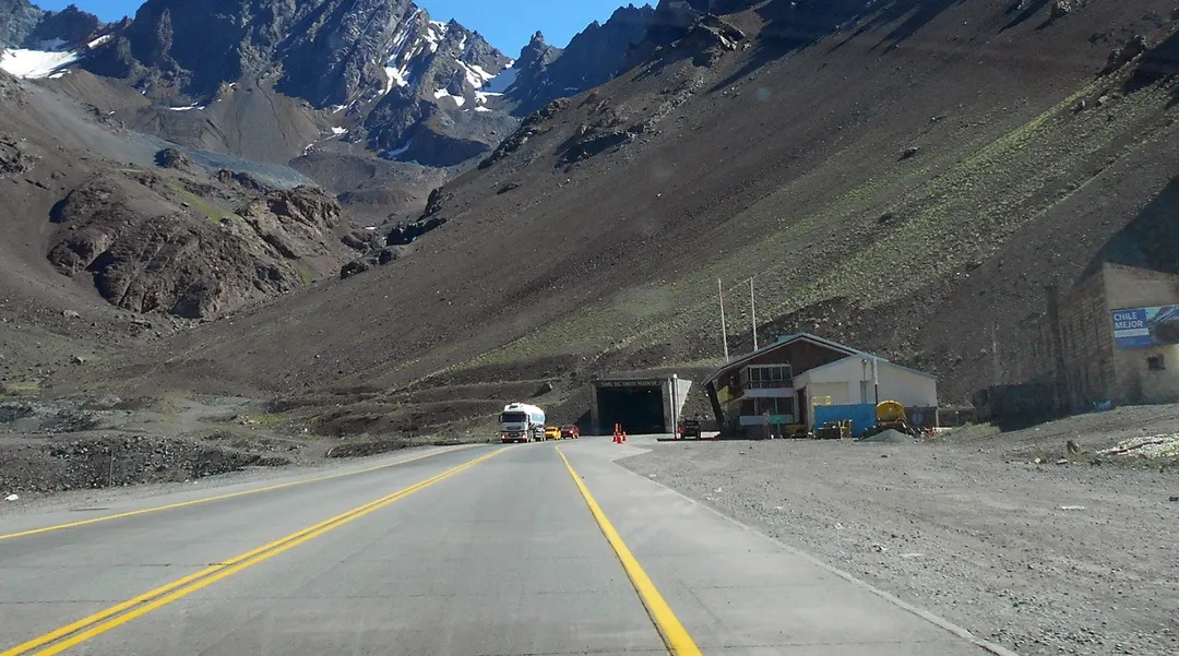 La tormenta generó el cierre preventivo del paso a Chile, pero uno de los caminos que conecta con el vecino país por Mendoza fue habilitado. Cristo Redentor continúa cerrado.