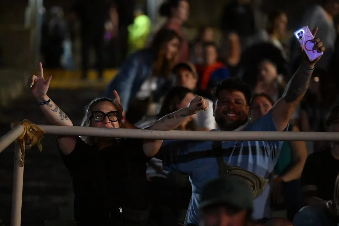 La banda liderada por Vicentico y Flavio convirtió el Teatro Griego en una enorme pista de baile,