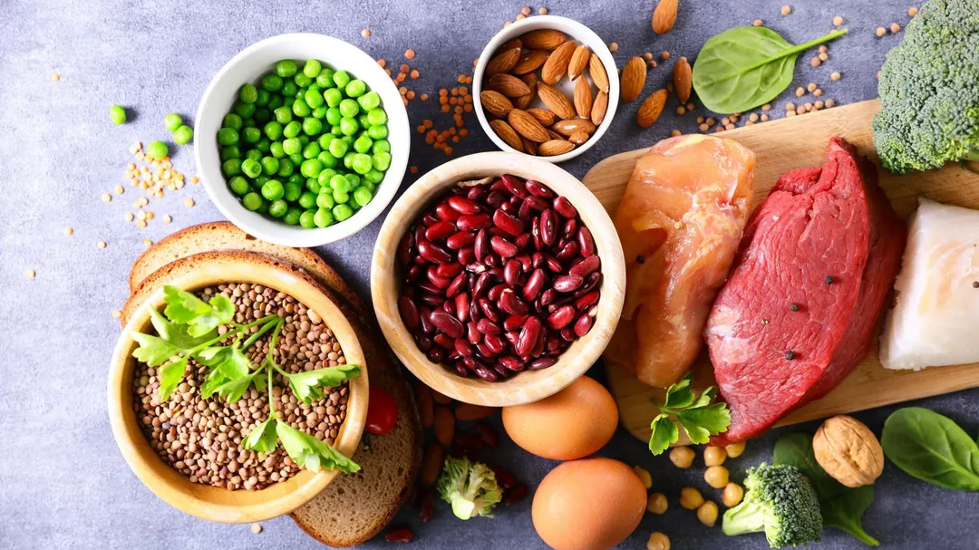 Las vitaminas B se encuentran en todo tipo de alimentos, desde legumbres y leguminosas hasta carne, pescado y lácteos.