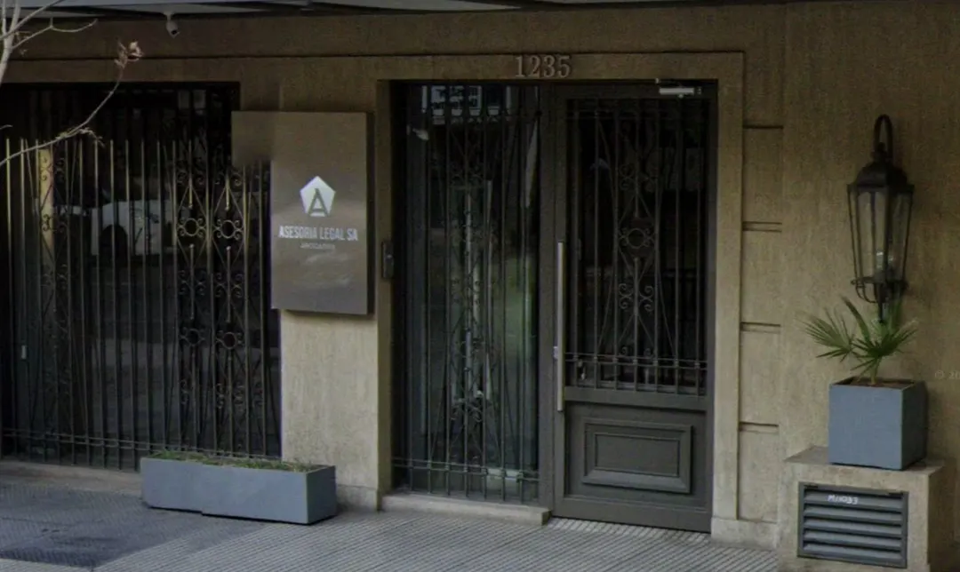 El frente de las oficinas de Asesoría Legal S.A., en calle 25 de Mayo de Ciudad, donde también funcionaban otras sociedades vinculadas a Yoma.
