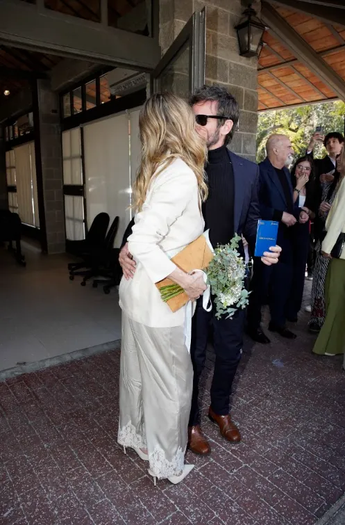 Julieta Prandi y Emanuel Ortega se dan un beso tras casarse por civil. 