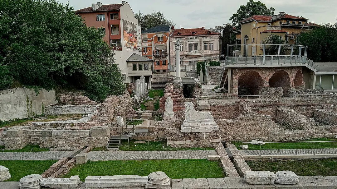 El foro antiguo de Plovdiv (o foro romano de Filipópolis) es una gran plaza rectangular de la época romana que funcionaba como el centro de la vida pública, comercial, religiosa y administrativa de la antigua ciudad. Es el foro más grande de Bulgaria y se ubica en el corazón de la actual ciudad. 