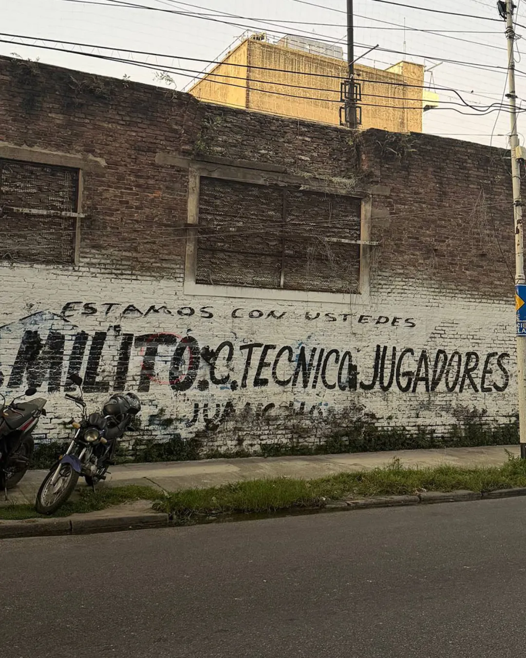 Los hinchas de Racing mostraron su apoyo en la previa del partido ante Barracas Central.