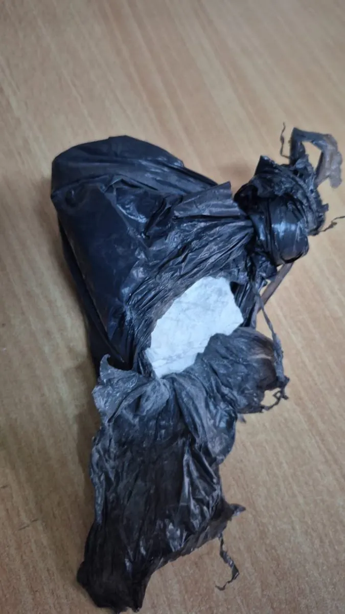 Bolsa con cocaína secuestrada por efectivos, tras una persecucíon en la que resultó aprehendido un hombre.