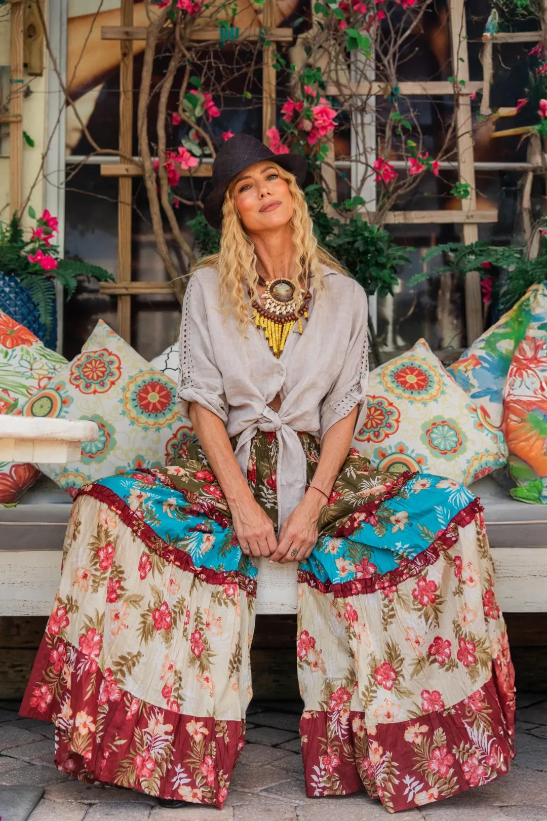 Nicole Neumann apostó por lino, patchwork y accesorios artesanales en un outfit fresco.