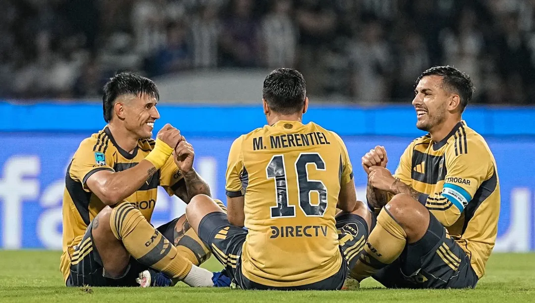 Leandro Paredes festeja con Bareiro y Merentiel el gol del triunfazo de Boca en Córdoba.
