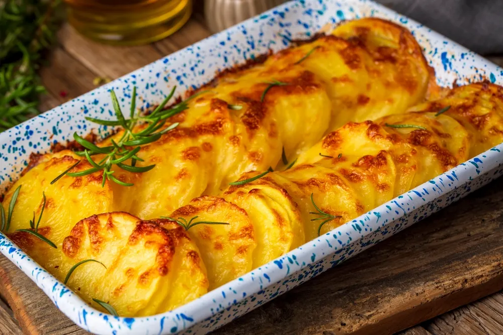 Esta receta se popularizó en todo el mundo por su simpleza y versatilidad, adaptándose a ingredientes locales en cada país.