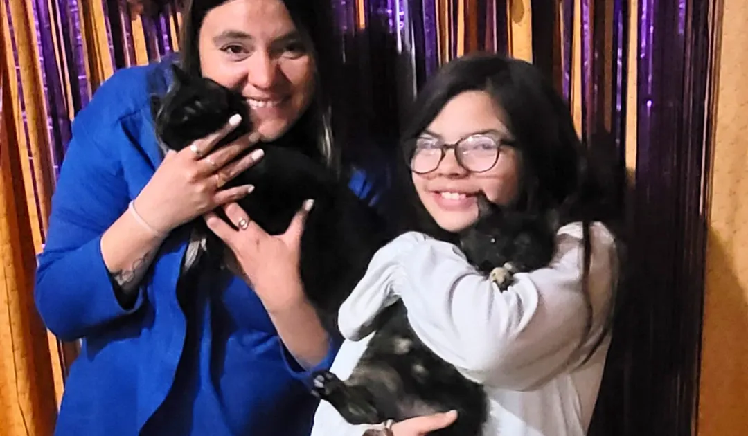 La abogada Lilian Ruth Fernández Galdame junto a su hija y sus gatas.