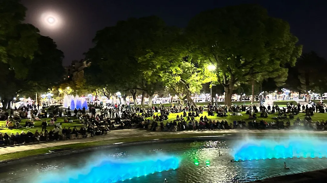 Emoción intergeneracional en el corazón de Mendoza durante el feriado del primero de mayo.