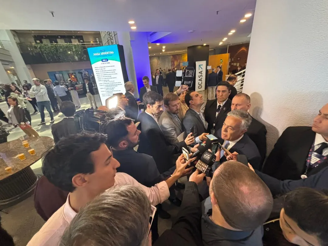 Cornejo se tomó su tiempo con la prensa en el lobby del Hotel Sheraton. Foto: Franco Occhipinti/MDZ