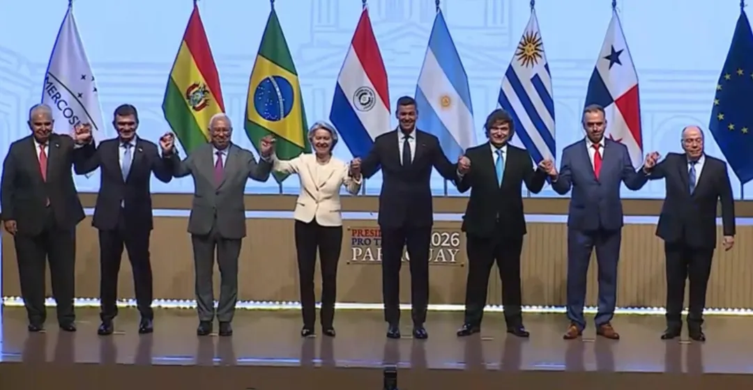 Foto final de la ceremonia por el acuerdo histórico entre el Mercosur y la Unión Europea en Asunción.