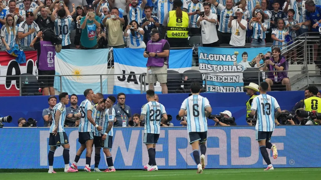 La selección festeja de cara a sus hinchas. 