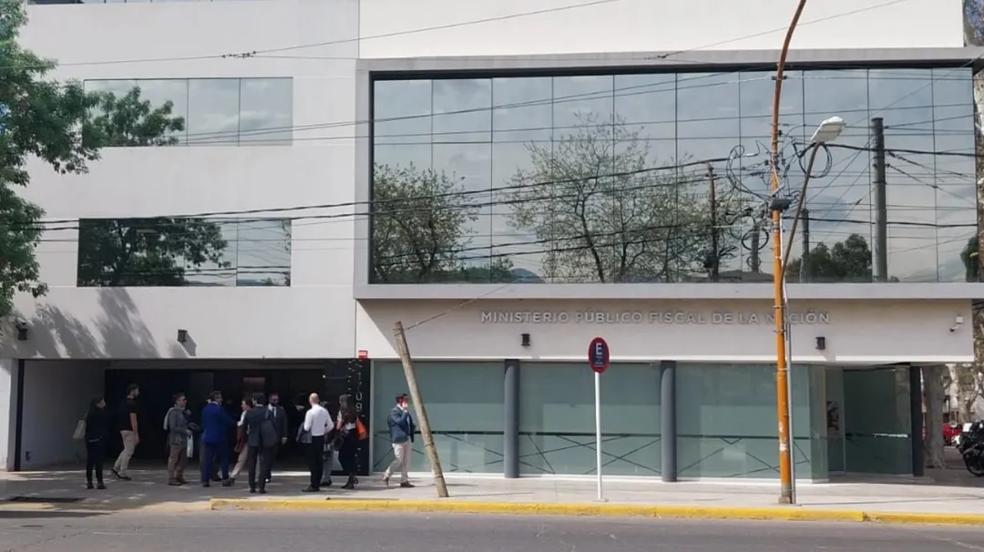 El lugar debió ser evacuado mientras lo efectivos realizaban las tareas para controlar las llamas.