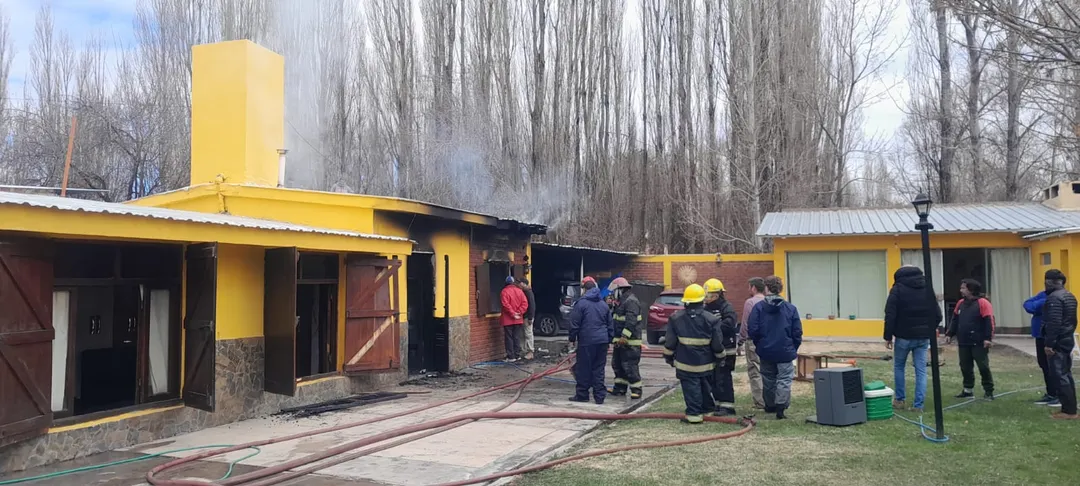 Bomberos Voluntarios de Montaña Uspallata y bomberos de la Policía de Mendoza trabajaron coordinadamente para sofocar el incendio.