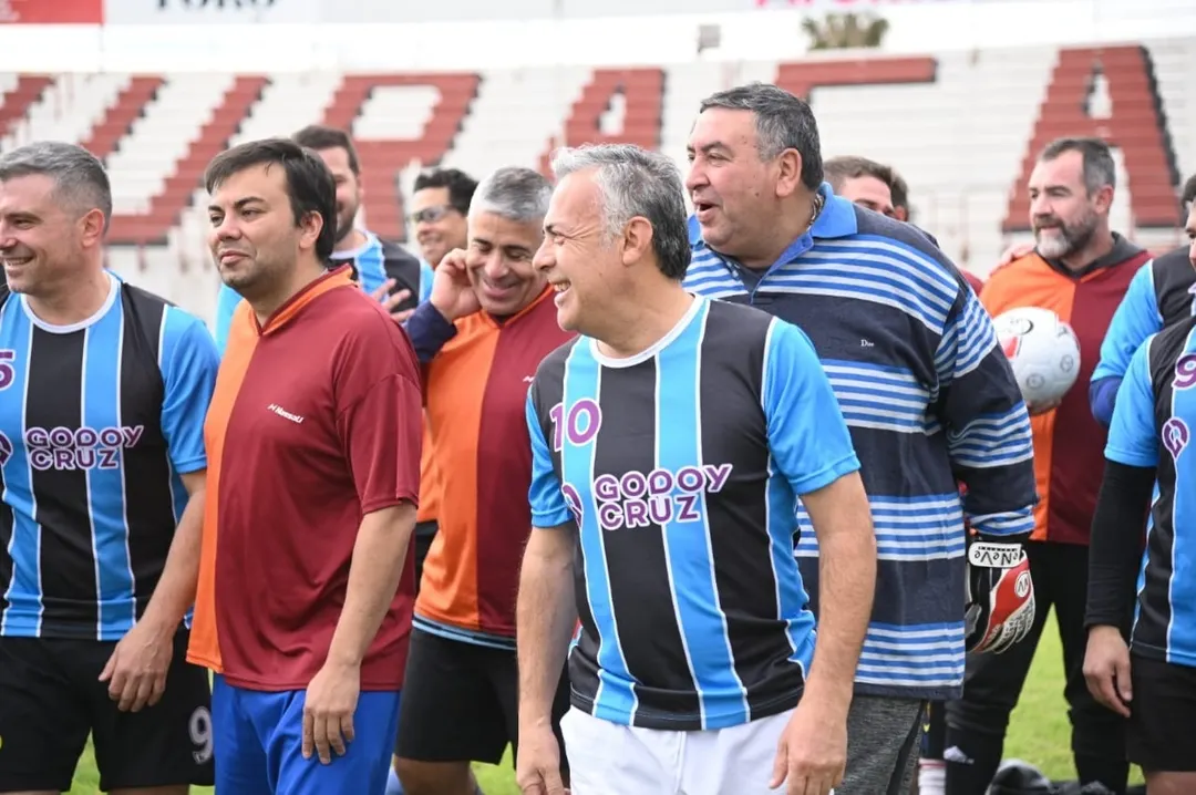 Alfredo Cornejo jugando al fútbol con otros dirigentes de Cambia Mendoza Foto: @alfredocornejo
