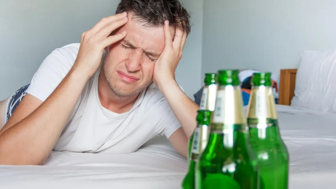 La resaca se experimenta luego de la ingesta excesiva de bebidas alcohólicas Foto: Shutterstock