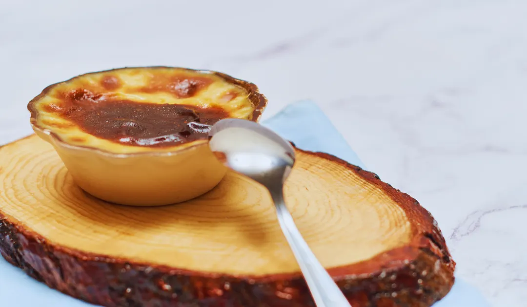 Aunque muchos piensan que son un tipo de flan, su receta original crea una textura más firme y un característico dorado quemadito.