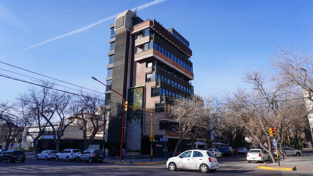 Las oficinas de Uber, ubicadas en una de las esquinas de Granaderos y Emilio Civit no están preparadas para darles respuestas a los conductores de la plataforma con respecto a estos problemas.