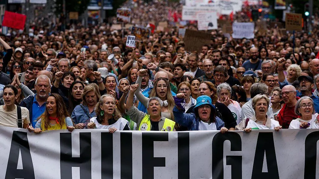 Cientos de personas protestan en la Gran V&iacute;a, una de las calles m&aacute;s c&eacute;ntricas de Madrid, con decenas de mujeres portando un cartel que dice "Hacia la huelga general".