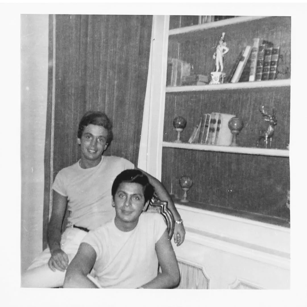 Giancarlo Giammetti no solo fue su pareja sentimental, sino también el socio estratégico de valentino. La foto es del 31 de julio de 1960.