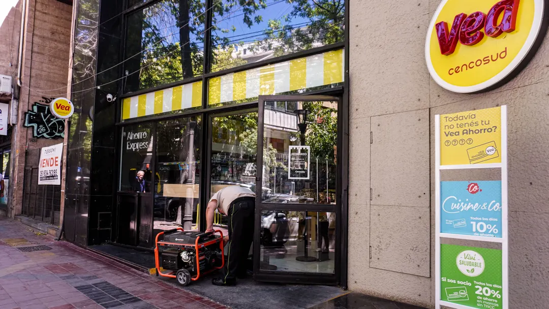 No hay electricidad en la zona. Algunos comercios optaron por utilizar grupo electrógeno para generar energía.