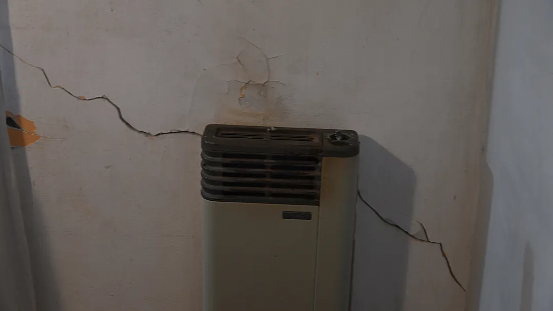 Una grieta que preocupa está muy cercana a las cañerías de gas.