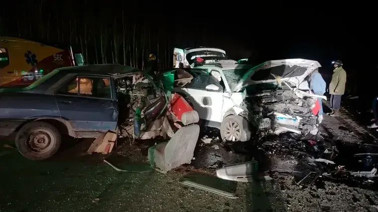 El hecho ocurrió en la Ruta 60, luego de que un Volkswagen T-Cross y un Peugeot 504 chocaran de frente.