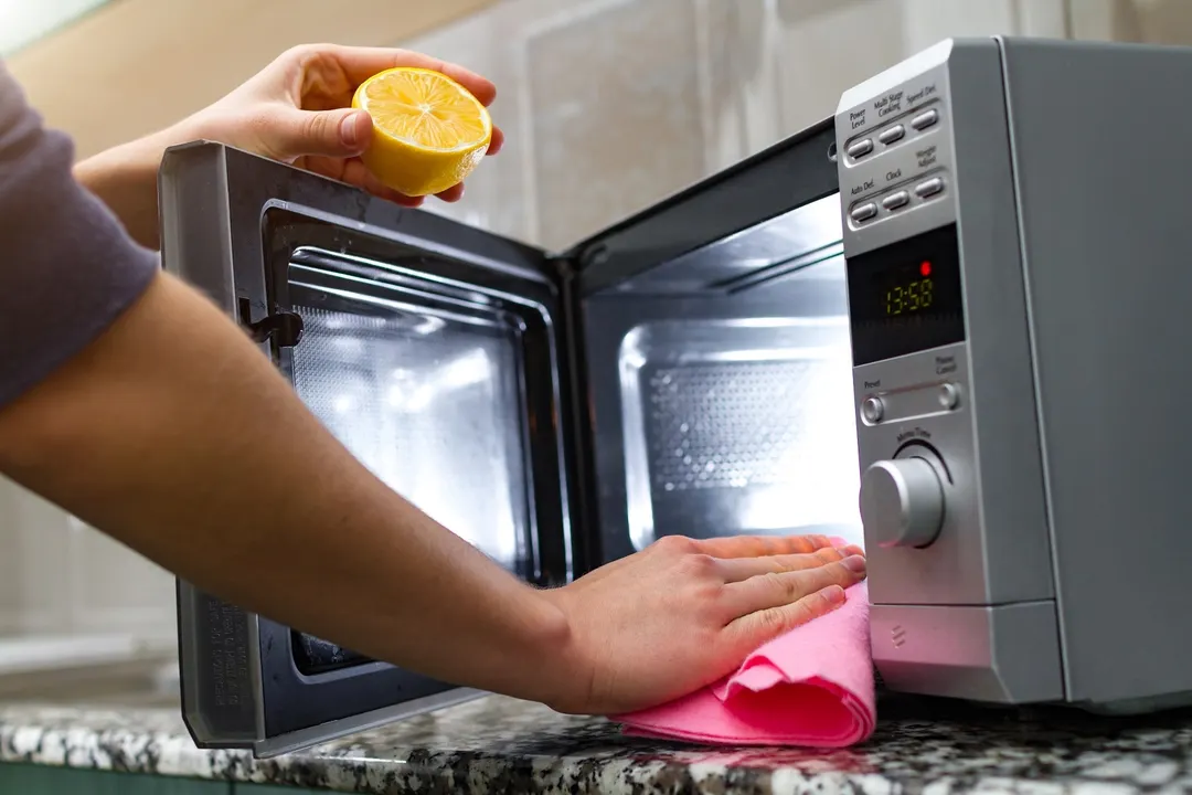 En casa tenemos un gran aliado de limpieza, económico y eficaz para eliminar grasa y bacterias del microondas . Fuente: Shutterstock.