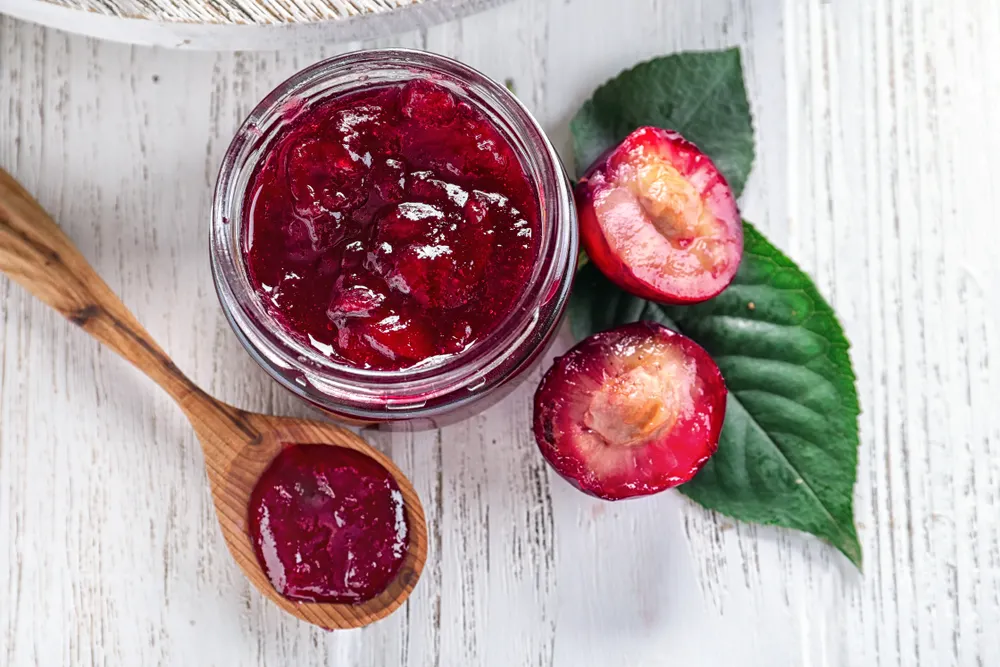 La receta de mermelada de ciruela light permite añadir canela, vainilla o limón para un toque extra de sabor.