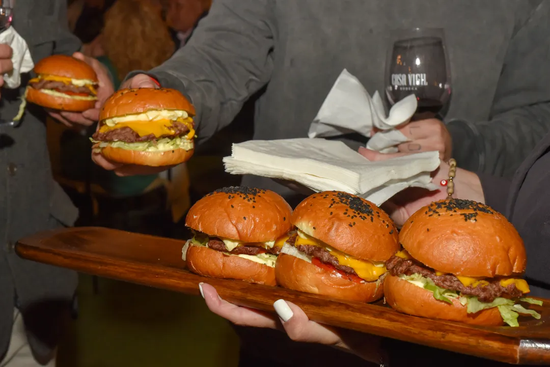 Los asistentes pudieron disfrutar de un sabroso menú de recepción compuesto por empanadas de atún, gazpachu, hamburguesas y pastas, entre otras delicias. Y, por su puesto, que bebieron los exquisito vinos de Casa Vigil.